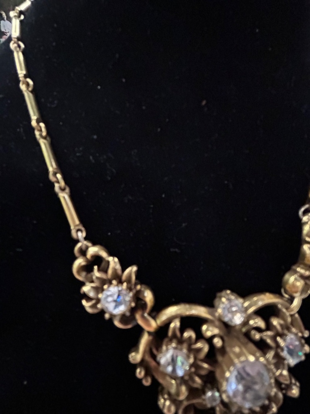 Vintage Coro gold tone filigree heart necklace - Picture 3 of 5